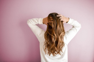 La science derrière les cheveux : Comprendre la structure capillaire pour des soins efficaces La science derrière les cheveux : Comprendre la structure capillaire pour des soins efficaces